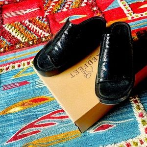 ‘Naked Feet’ Reno Black Patent leather sandals w memory foam footbed - worn once